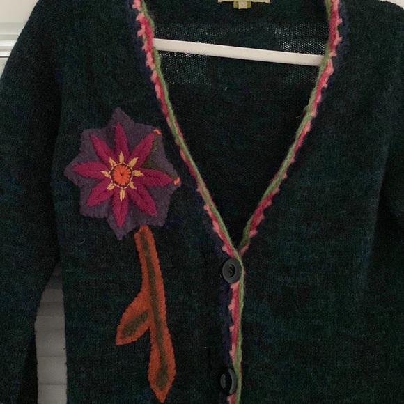 Beautiful Embroidered Sweater. - Picture 2 of 10